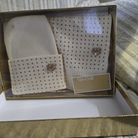 Michael Kors Womens Beanie & Scarf Set - Picture 1 of 4